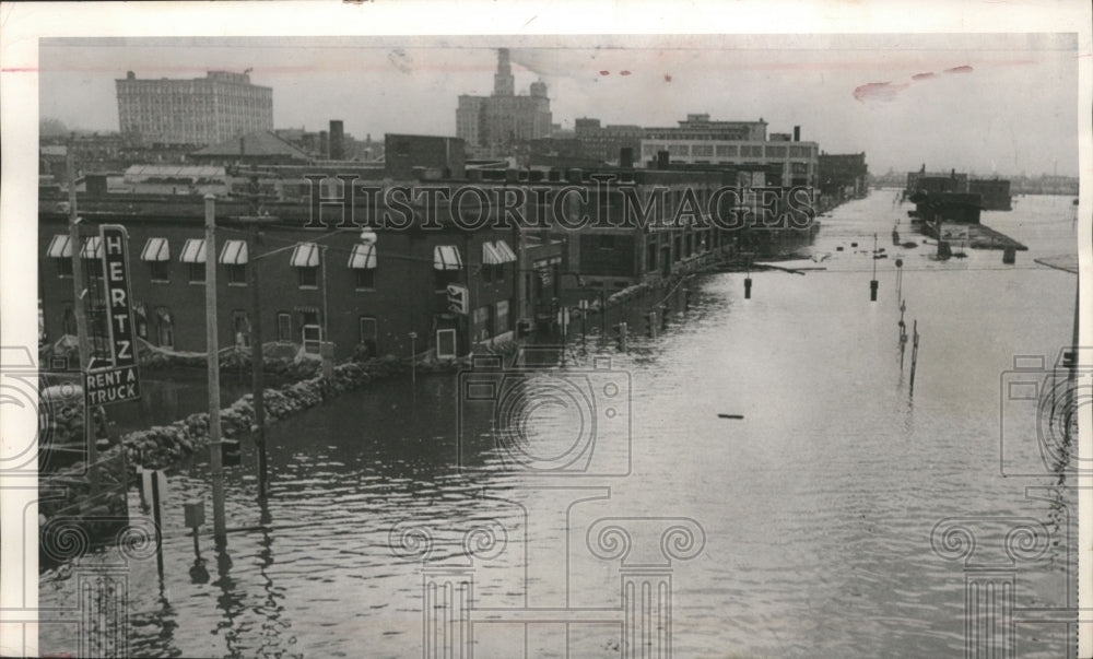 1965 Press Photo Water from Mississippi river after a flood in Davenport, Iowa- Historic Images