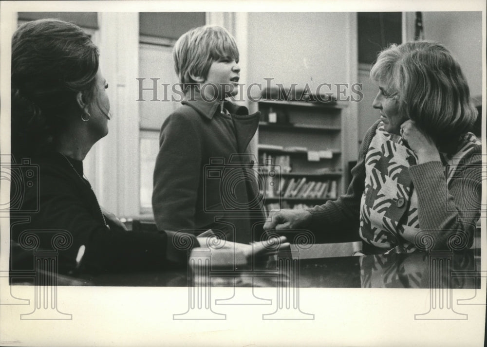 1972 Press Photo Wife Of New York Politician John Lindsay Speaking With Boy- Historic Images