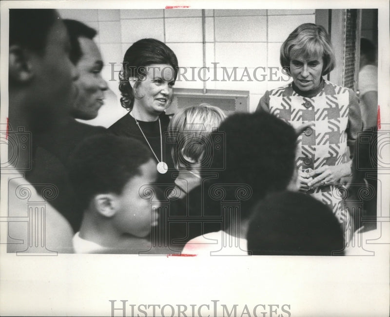 Load image into Gallery viewer, 1972 Press Photo Mrs. Henry Maier, Mary Lindsay At Milwaukee Urban Day School

