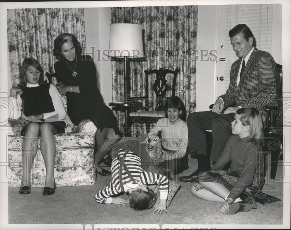 1965 Press Photo New York Congressman, Mayoral Candidate John Lindsay And Family