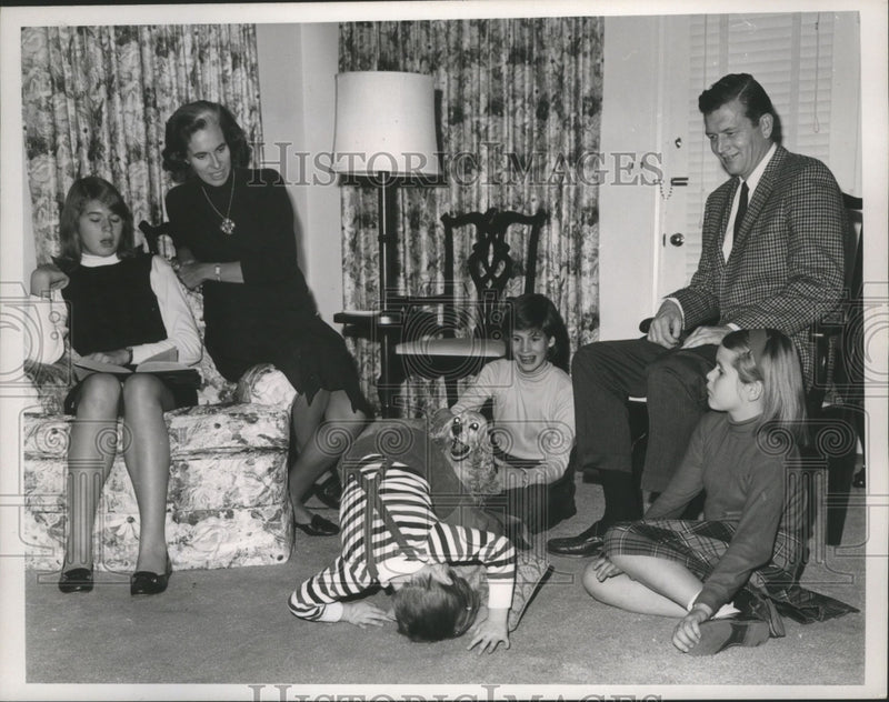 Load image into Gallery viewer, 1965 Press Photo New York Congressman, Mayoral Candidate John Lindsay And Family
