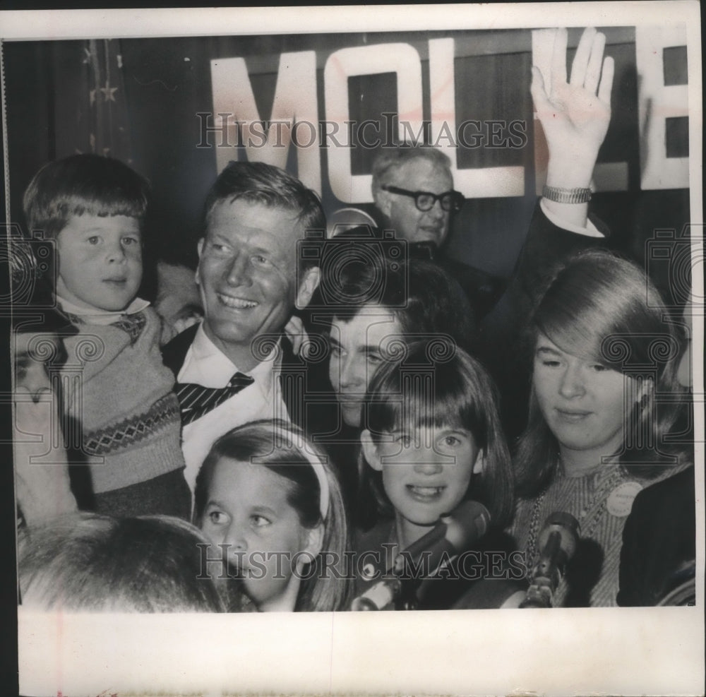 1965 Press Photo New York Mayor-Elect John Lindsay With Family At Celebration
