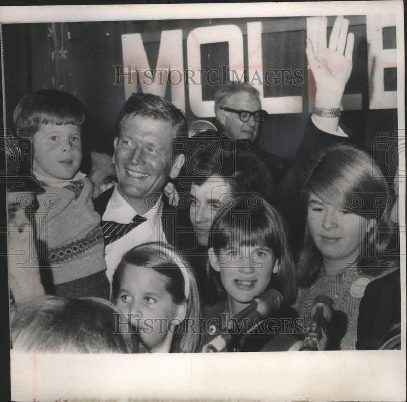 Load image into Gallery viewer, 1965 Press Photo New York Mayor-Elect John Lindsay With Family At Celebration
