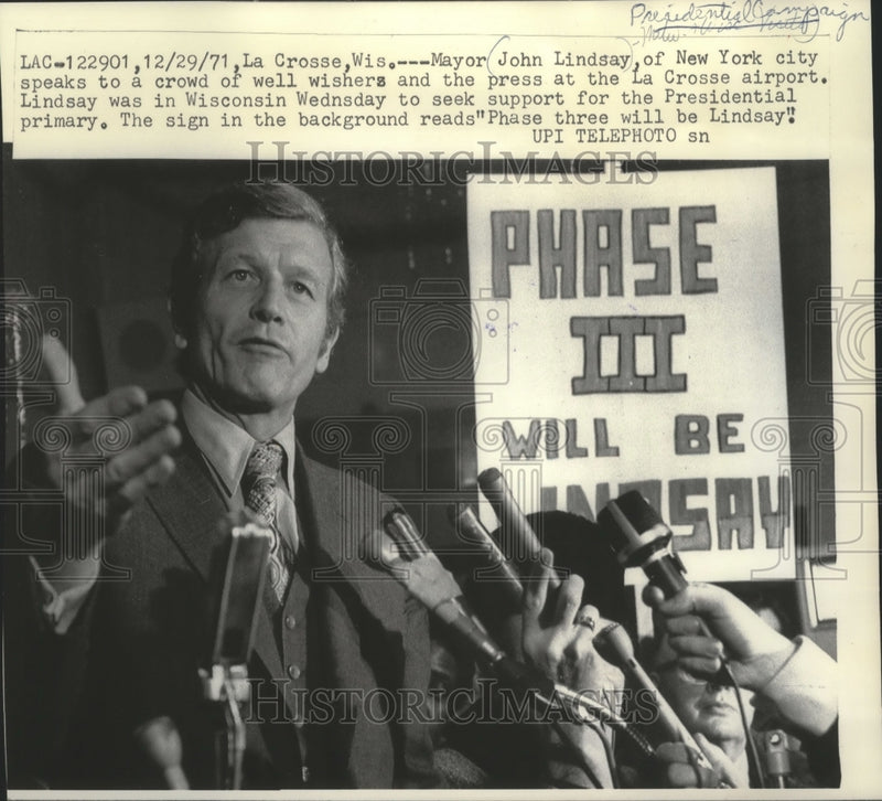 Load image into Gallery viewer, 1971 Press Photo New York Mayor John Lindsay speaks to a crowd in Wisconsin
