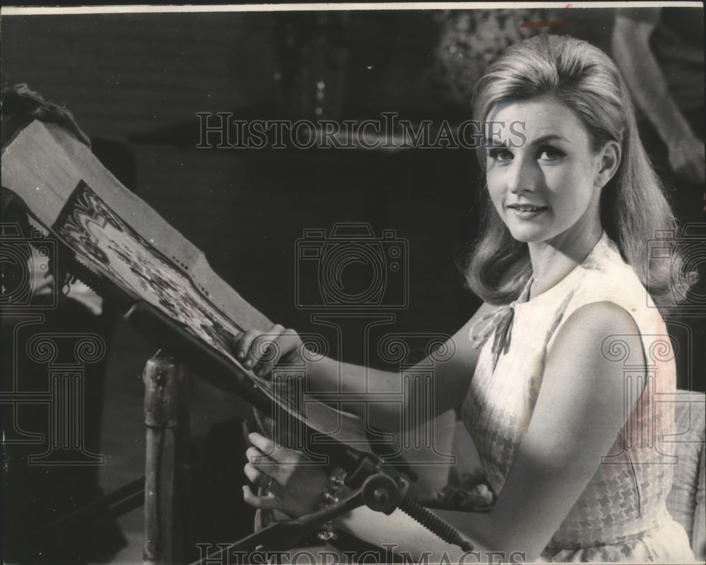 1966 Press Photo Pia LIndstrom embroidering on the "The Fairies" set in Rome- Historic Images