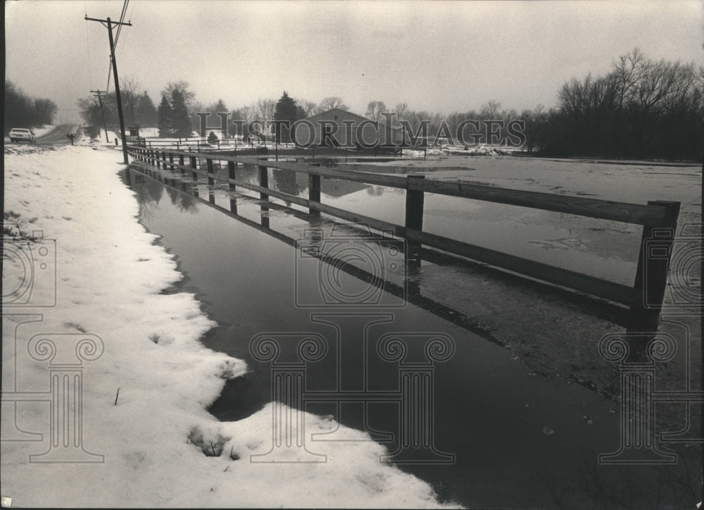 1993 Press Photo Ervin Struck's land is flooded by the Root River in Wisconsin