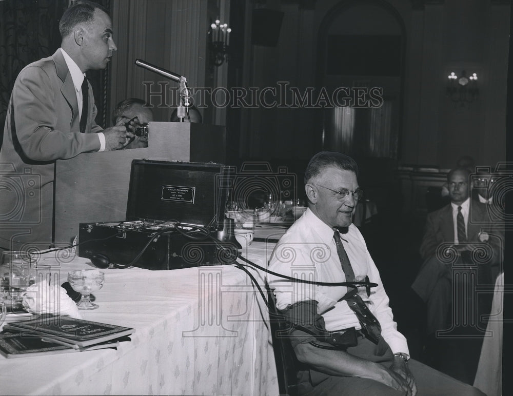 1954 Press Photo J.B. Harrison & Donald Pierson demonstrate a lie detector test