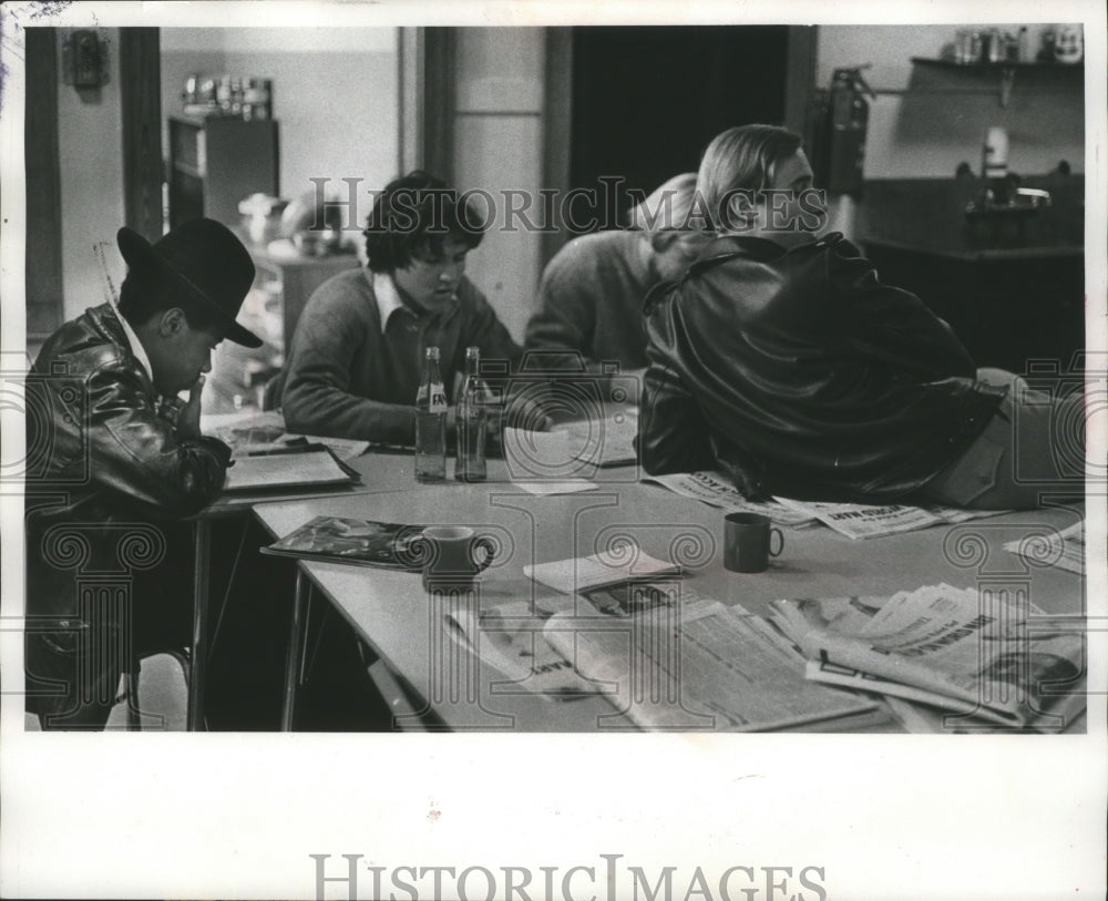 1973 Press Photo A few students chatting by themselves at Liberty School South