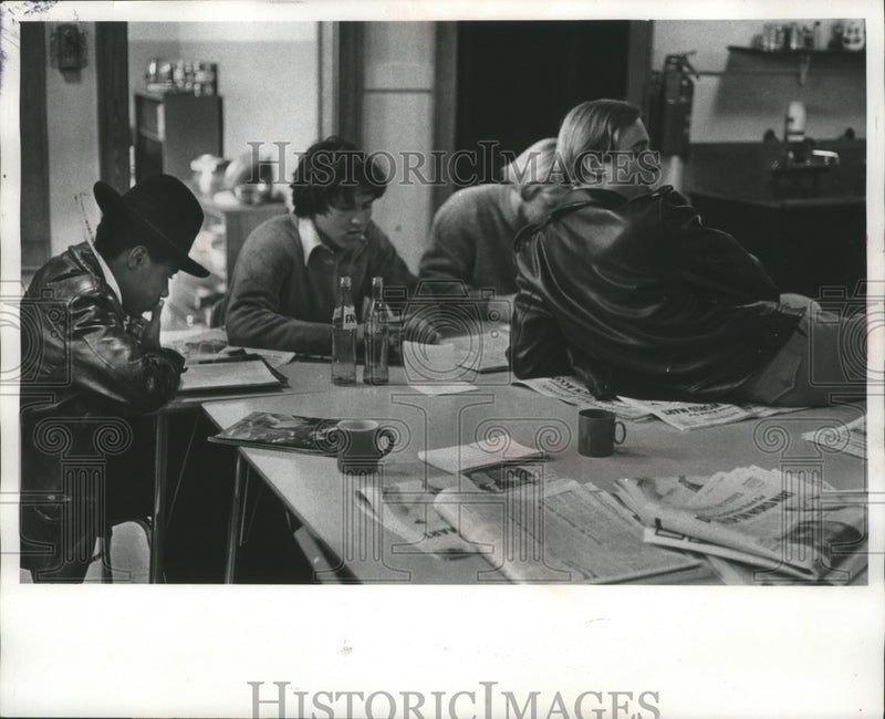 Load image into Gallery viewer, 1973 Press Photo A few students chatting by themselves at Liberty School South
