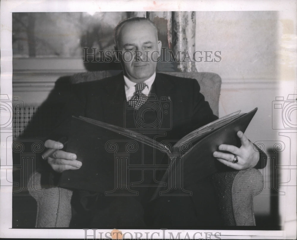 1956 Press Photo Herve l'Heureux know as "the happy man" - mjb07012