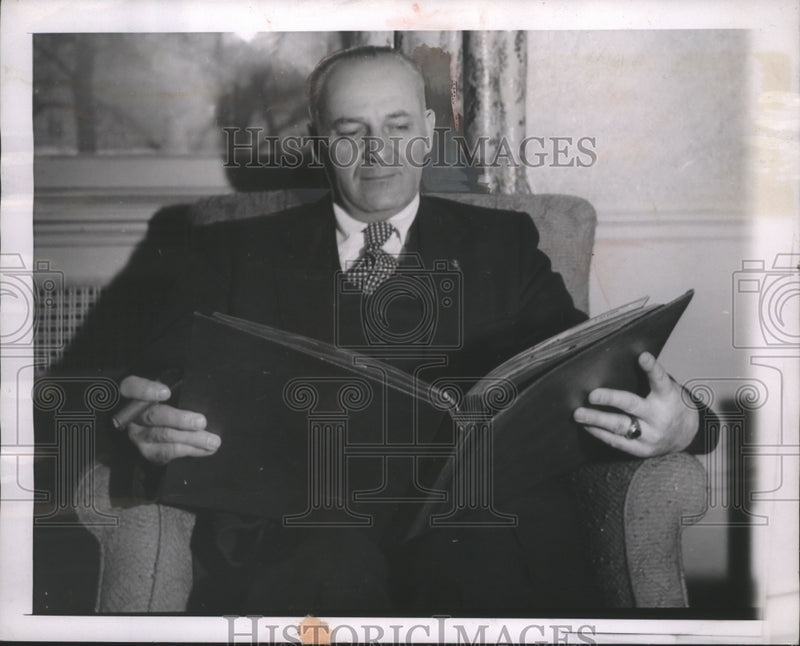 Load image into Gallery viewer, 1956 Press Photo Herve l'Heureux know as "the happy man" - mjb07012
