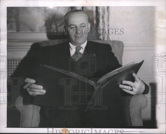 1956 Press Photo Herve l'Heureux know as "the happy man" - mjb07012