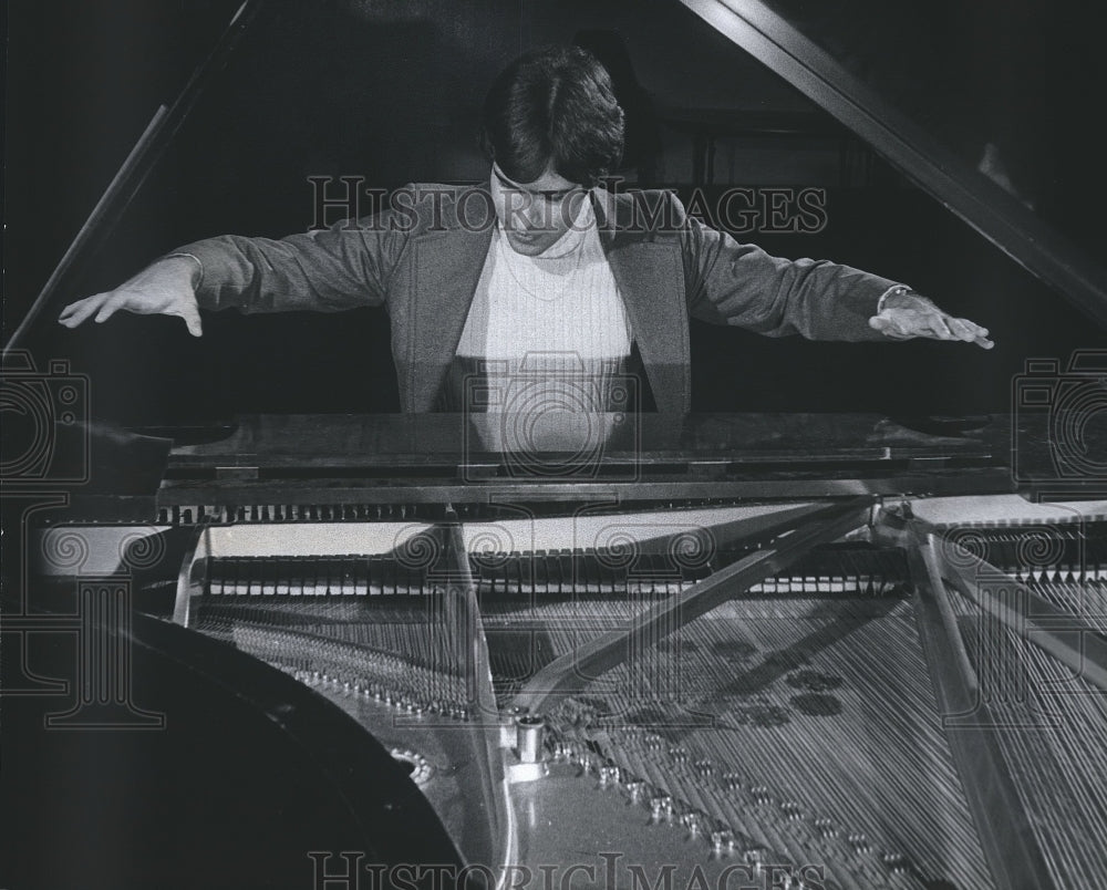 1978 Press Photo Musician Paul Lewis performing on the piano in Milwaukee