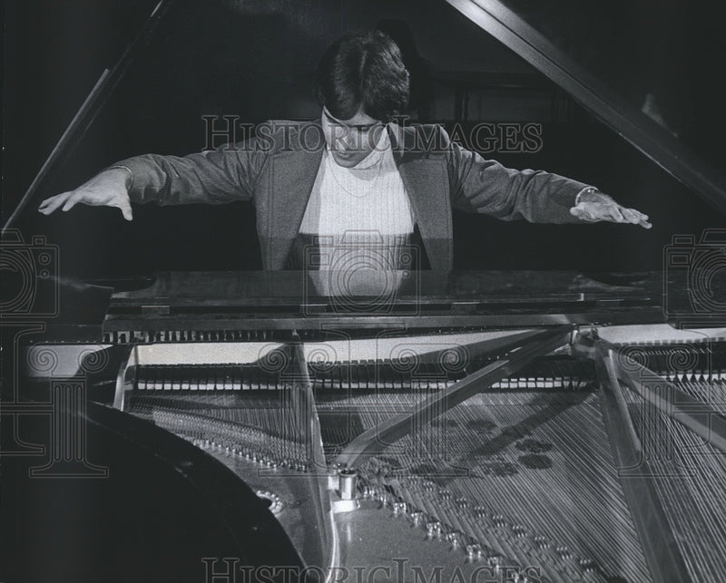 Load image into Gallery viewer, 1978 Press Photo Musician Paul Lewis performing on the piano in Milwaukee
