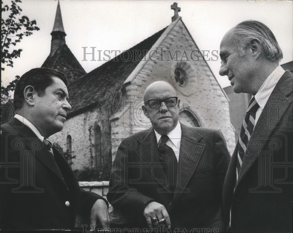 1974 Press Photo Philip Casper, Bob Lindstrom and Willard Davidson talking