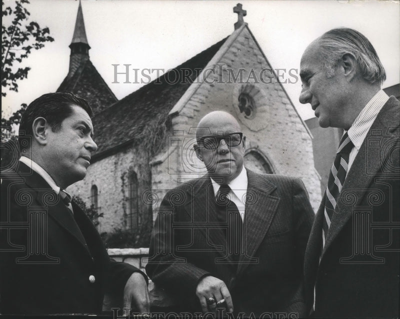 Load image into Gallery viewer, 1974 Press Photo Philip Casper, Bob Lindstrom and Willard Davidson talking
