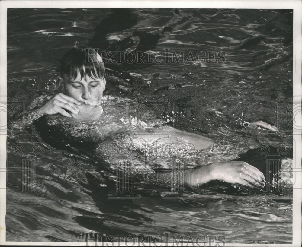 1967 Press Photo A rescuer places a victim into a carry position to revive him- Historic Images