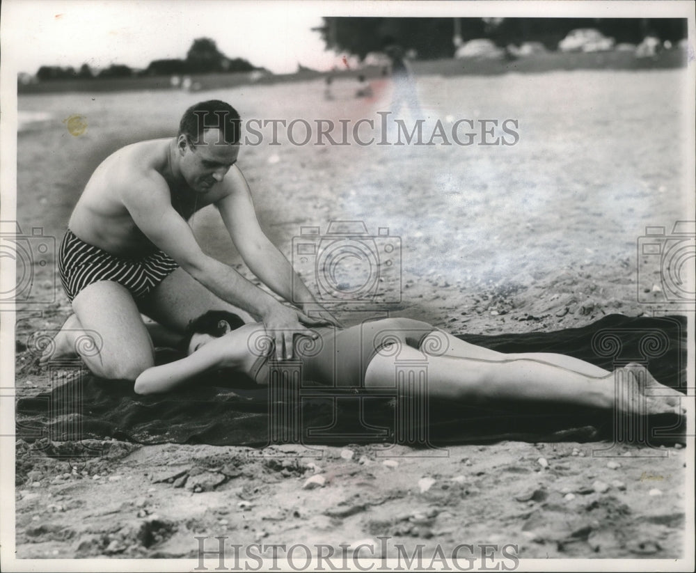 1953 Press Photo A rescuer demonstrates resuscitation on a swimming victim- Historic Images