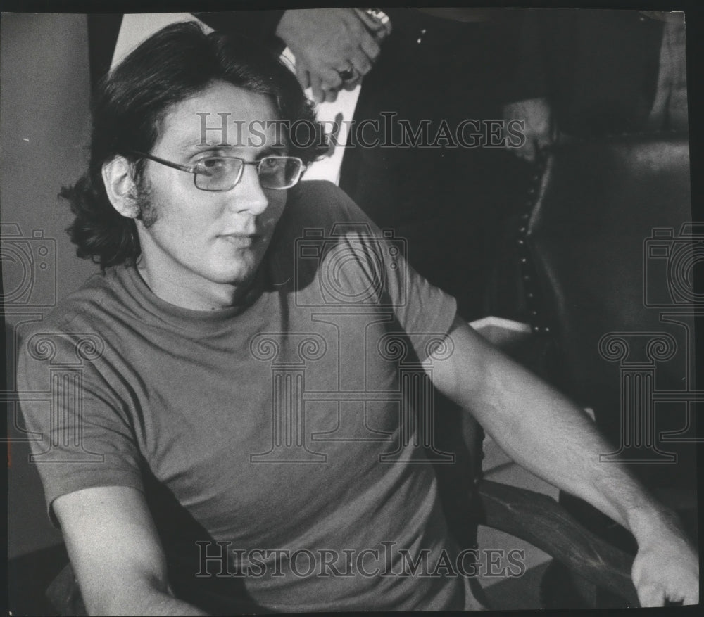 1972 Press Photo Charles Loomis III waits in the district attorneys office