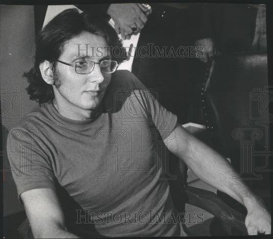 1972 Press Photo Charles Loomis III waits in the district attorneys office