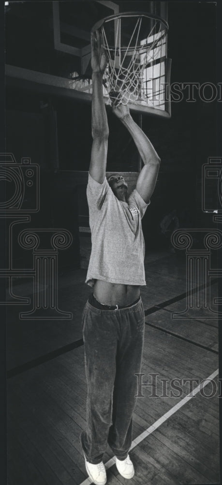 1982 Press Photo Alton Lister of Milwaukee Bucks touches the rim during practice- Historic Images