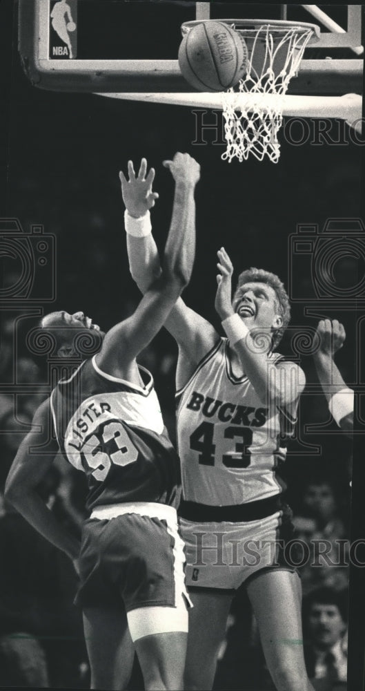 1987 Press Photo Alton Lister and Jack Sikma battle for rebound at game- Historic Images