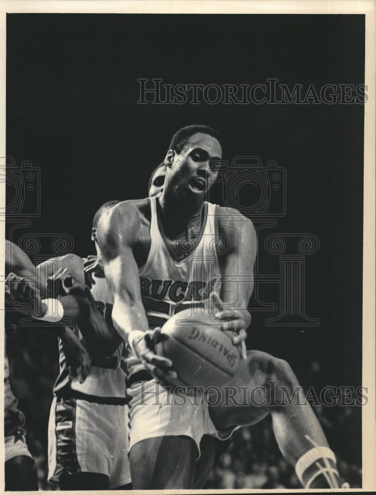 1985 Press Photo Alton Lister with One of His 20 Rebounds against the Nets- Historic Images