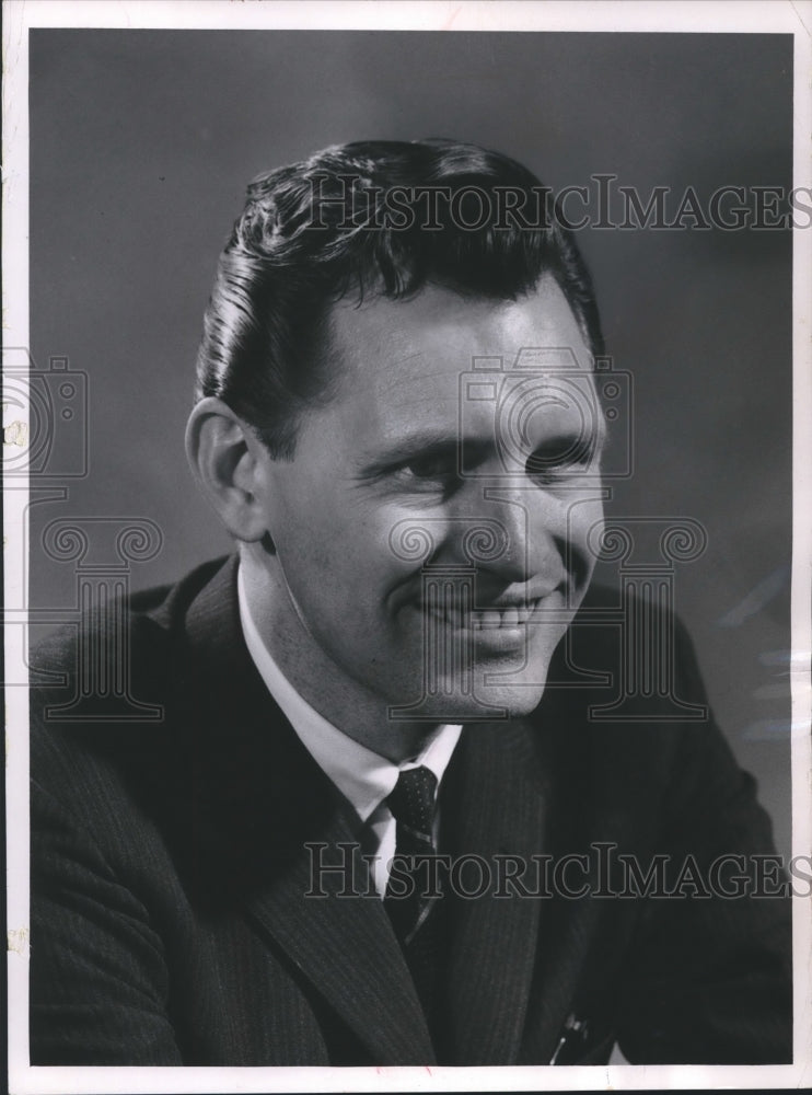 1965 Press Photo William Lewis, tenor, rehearsing in Milwaukee.- Historic Images