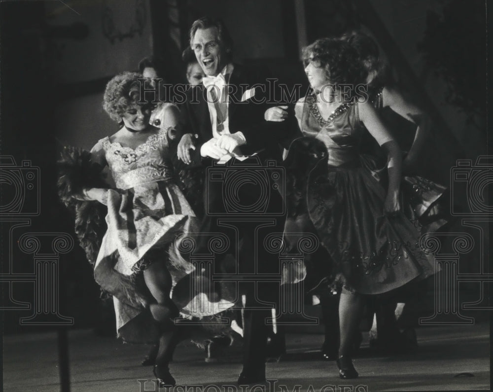 1981 Press Photo Opera Singer William Lewis Dancing With Other Cast Members- Historic Images