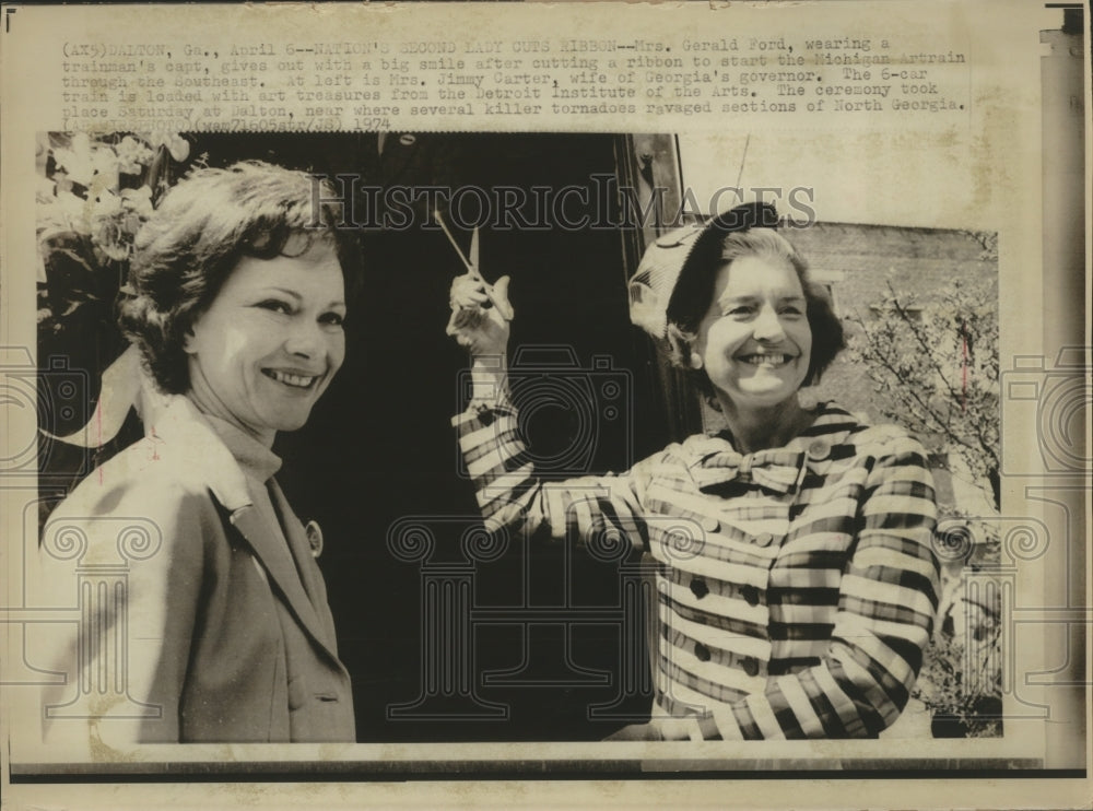 1974 Press Photo Mrs. Gerald Ford and Mrs. Jimmy Carter Cut Ribbon for Artrain- Historic Images