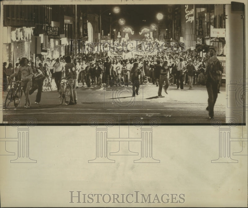 Load image into Gallery viewer, 1974 Press Photo Protest to President Ford's pardon of Nixon, held in Madison
