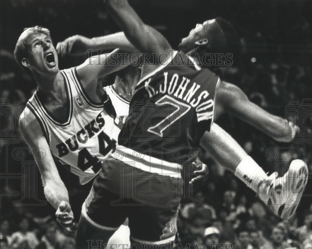 1990 Press Photo Milwaukee&#39;s Brad Lohaus tangled up with the Suns&#39; Kevin Johnson- Historic Images
