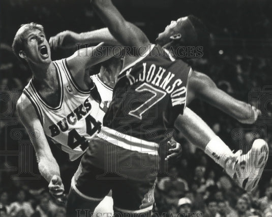 1990 Press Photo Milwaukee's Brad Lohaus tangled up with the Suns' Kevin Johnson- Historic Images