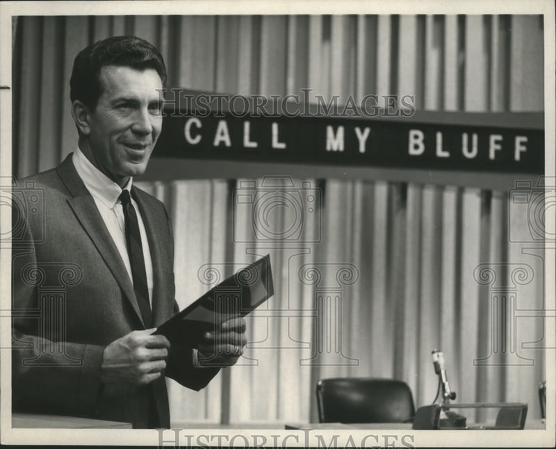 Load image into Gallery viewer, 1965 Press Photo Bill Leyden, "Call my Bluff" game show host - mjb08267
