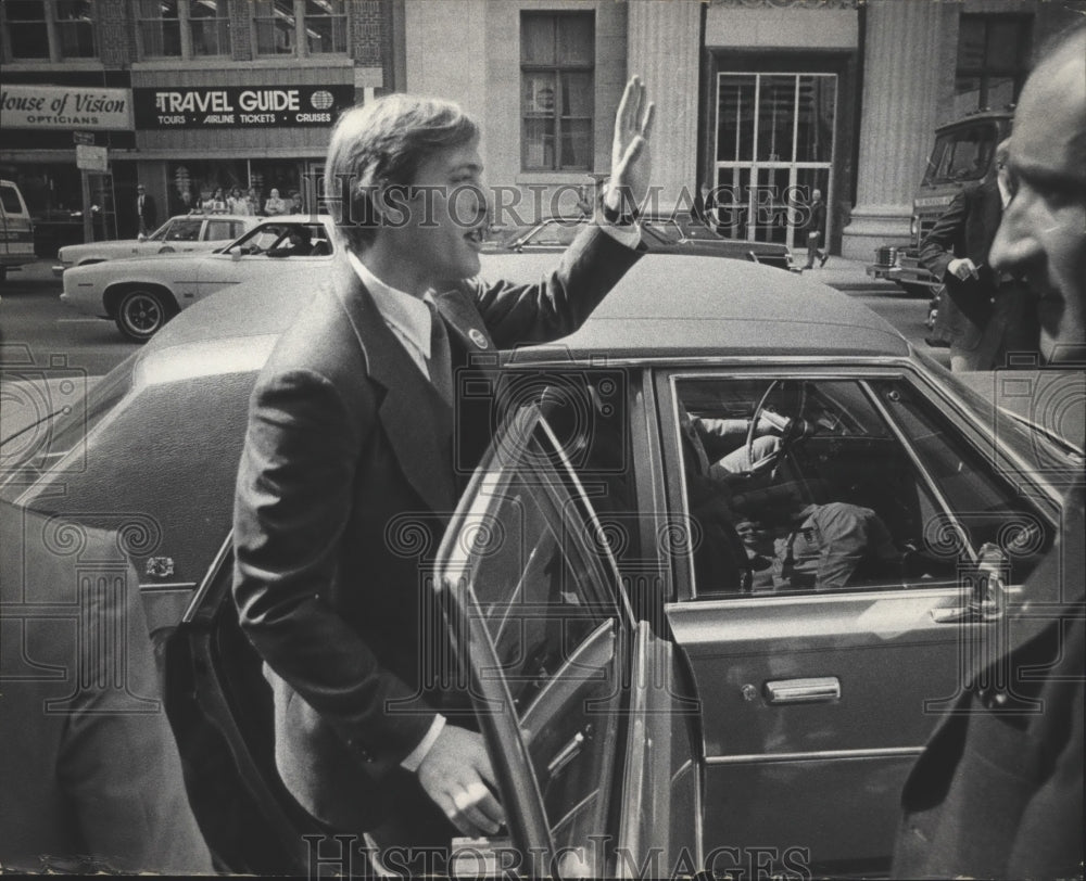 1976 Press Photo Jack Ford, Son of President Ford, Campaigning in Milwaukee- Historic Images