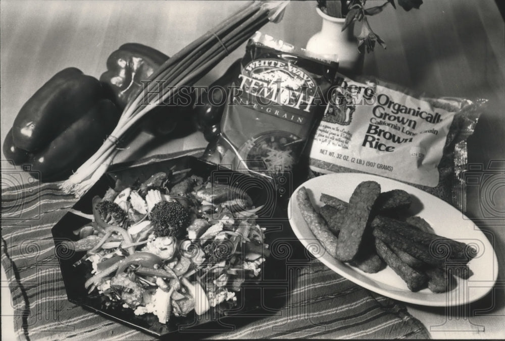 1989 Press Photo Tofu and tempeh are basic ingredients for meatless meals - Historic Images