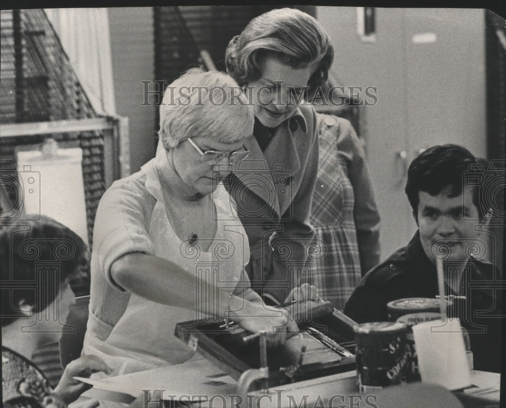 1976 Press Photo Mrs. Gerald Ford Inspecting Work in a Silk Screen Shop- Historic Images