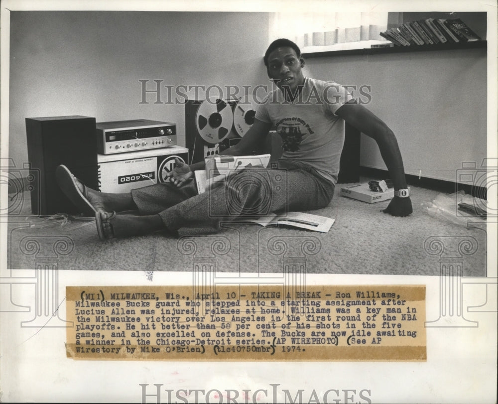 1974 Press Photo Milwaukee Bucks&#39; Ron Williams Relaxing Next to His Stereo Set- Historic Images