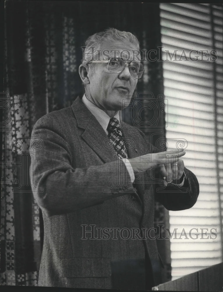 1976 Press Photo Photo of Milwaukee CIrcuit Judge Leander J. Foley, Jr.- Historic Images