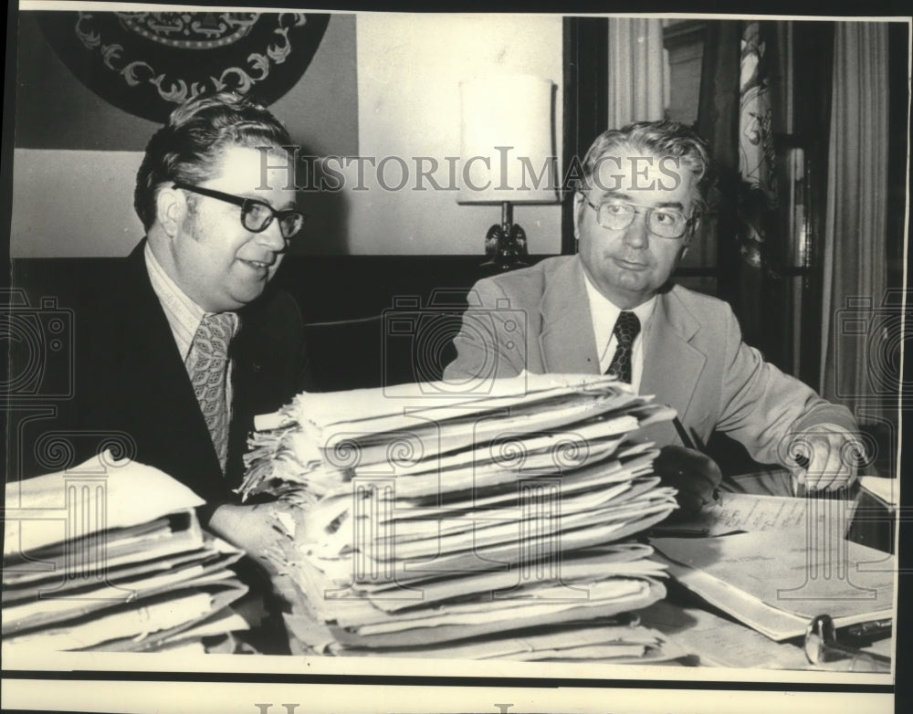 1972 Press Photo Governor Lucey signs bills from 1971 Wisconsin Legislature.