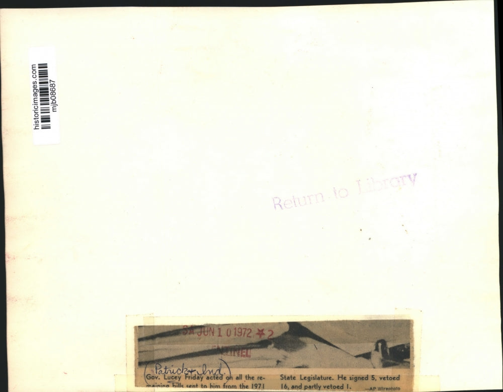 1972 Press Photo Governor Lucey signs bills from 1971 Wisconsin Legislature.