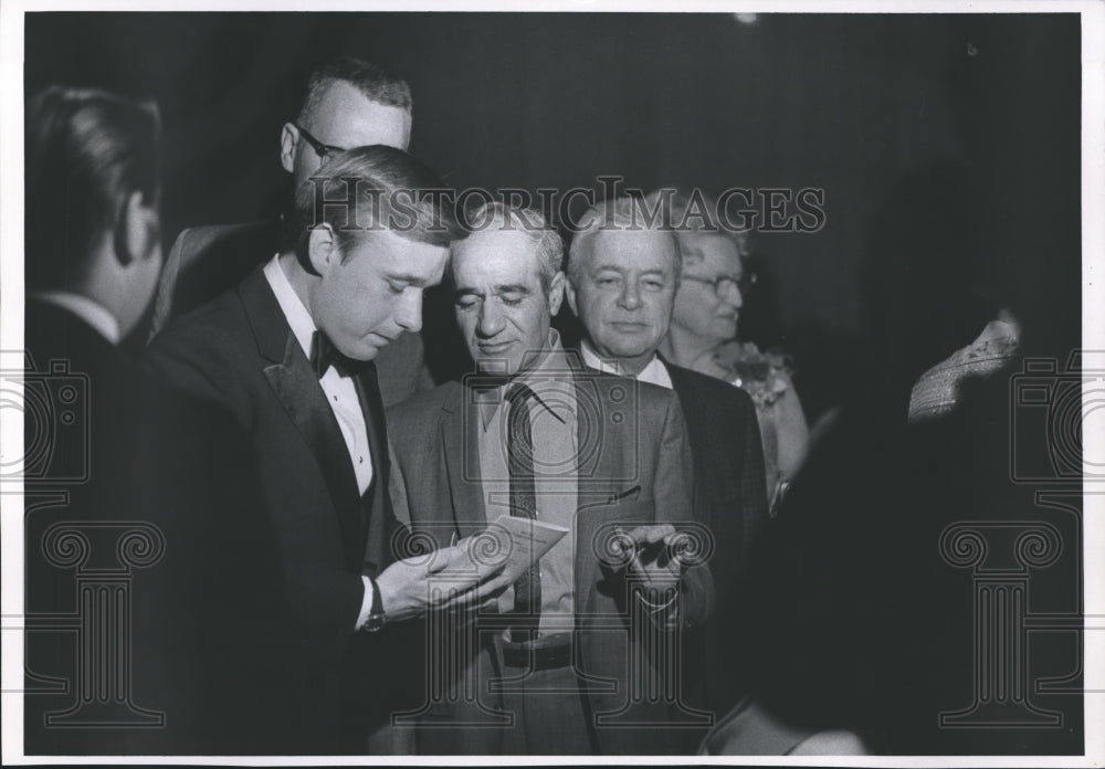 1977 Press Photo Martin J. Schreiber, autographs a program at Expo, Wisconsin.- Historic Images