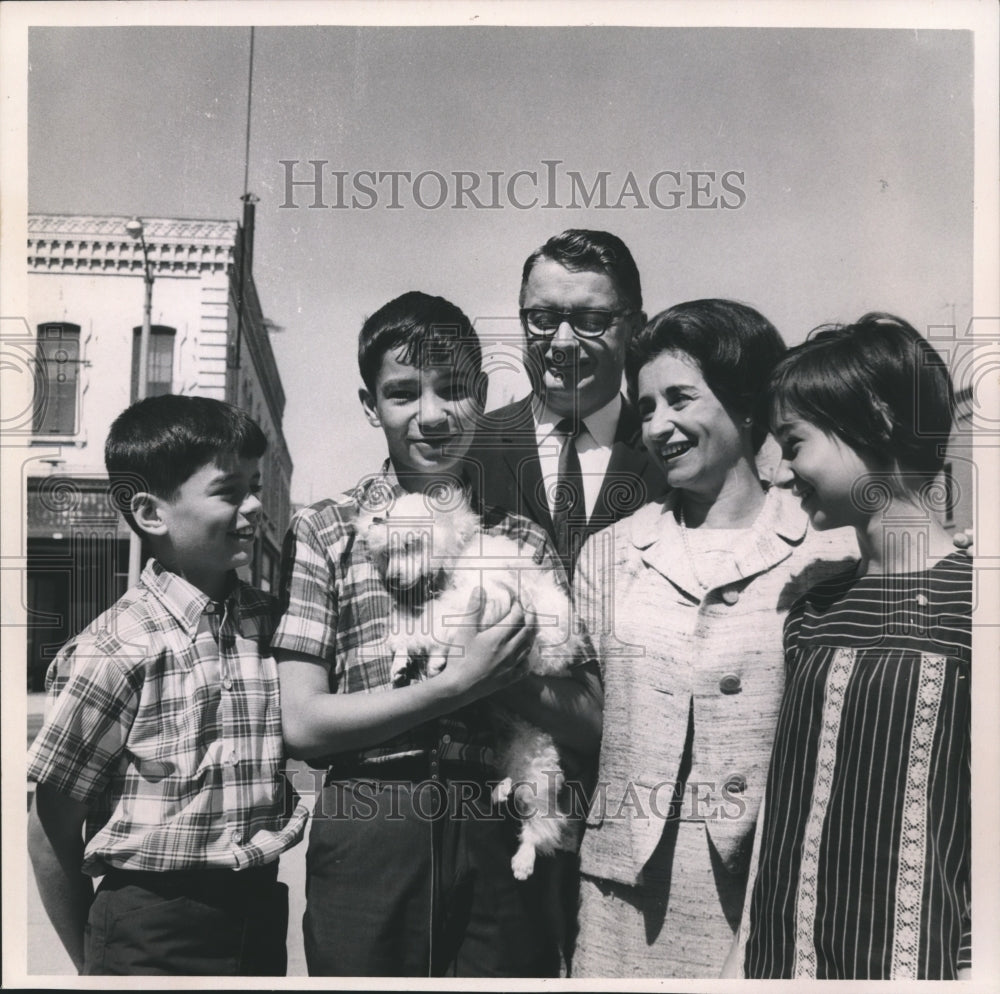 1966 Press Photo Wisconsin Governor Patrick Lucey and Family - mjb08911- Historic Images