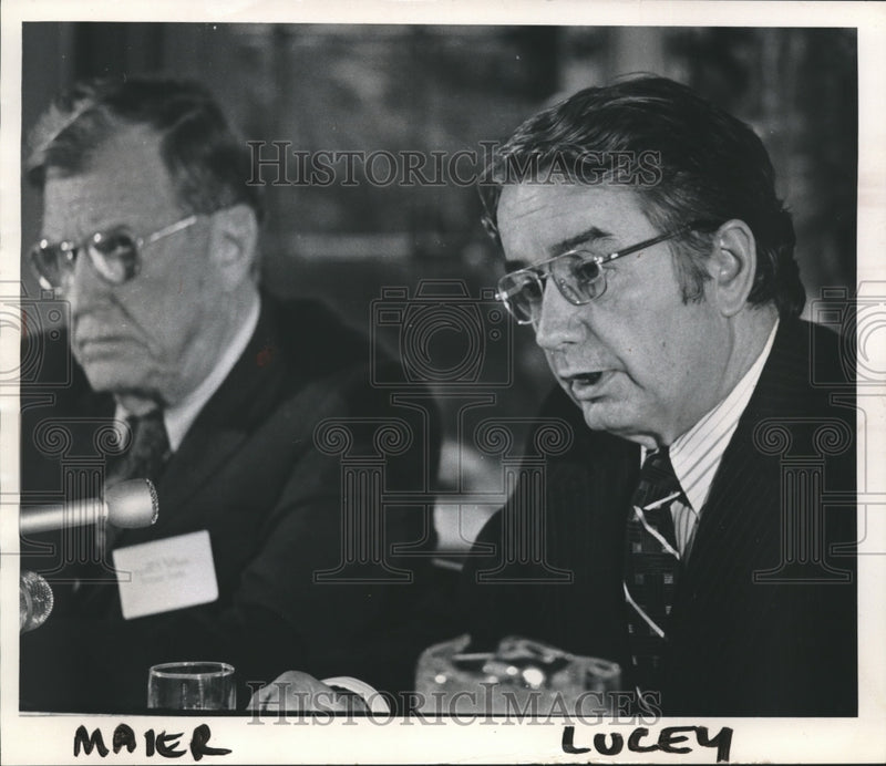 Load image into Gallery viewer, 1973 Press Photo Gov. Lucey at Governor's Conference on Economic Development
