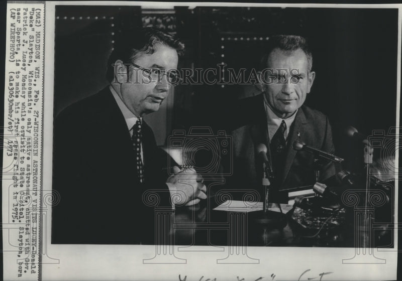 Load image into Gallery viewer, 1973 Press Photo Donald Slayton, astronaut, chatted with Gov. Patrick J. Lucey
