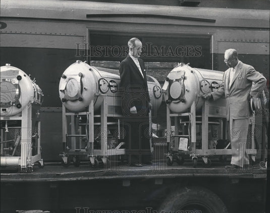 1955 Press Photo Folke Peterson and Arthur Steck with lung machines, Milwaukee.- Historic Images