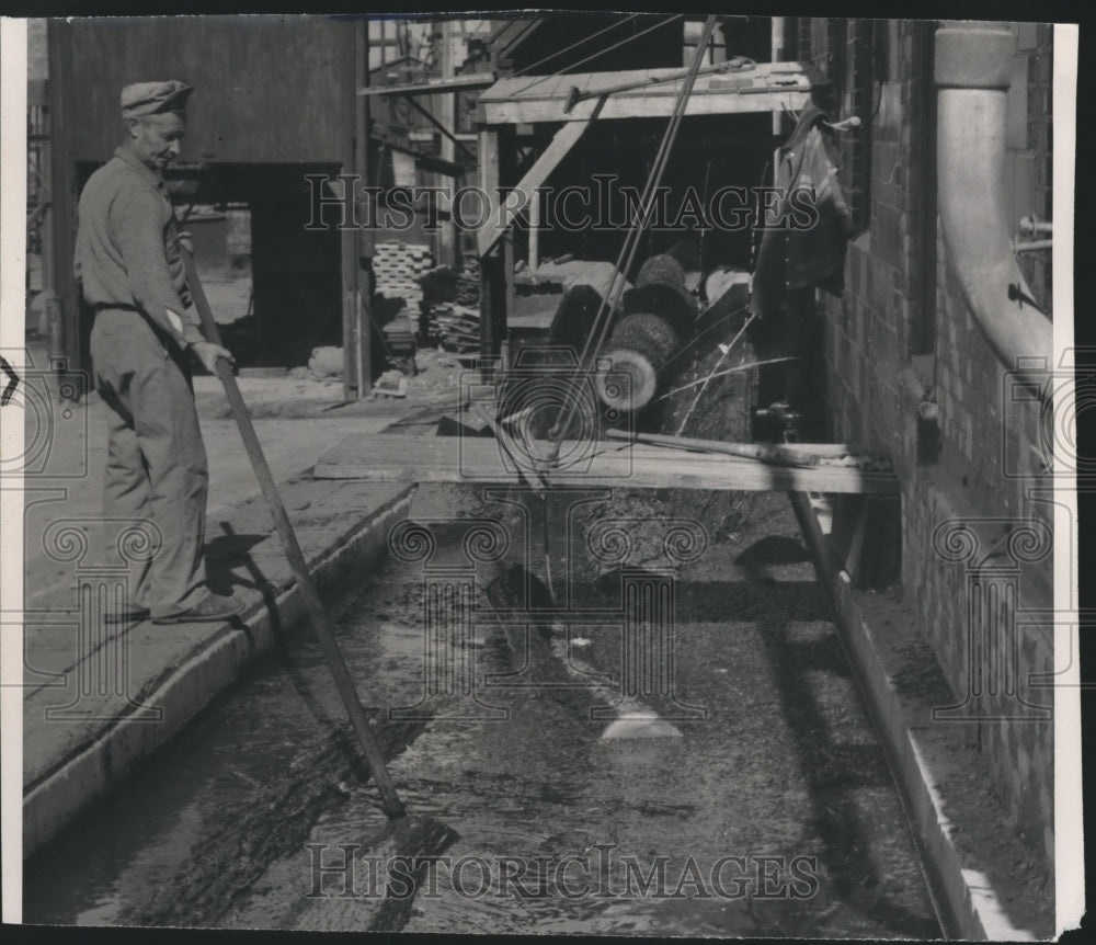 1947 Press Photo Joseph Warfield of South Milwaukee works the hot pool at plant- Historic Images