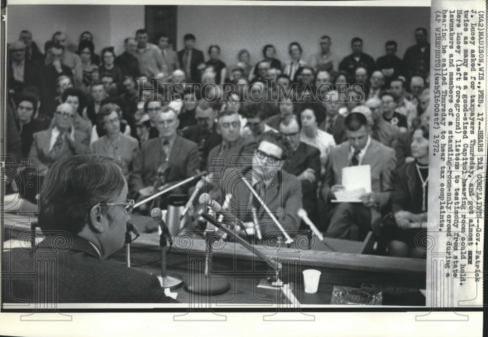 1972 Press Photo Wisconsin Governor Patrick Lucey at a crowded public meeting