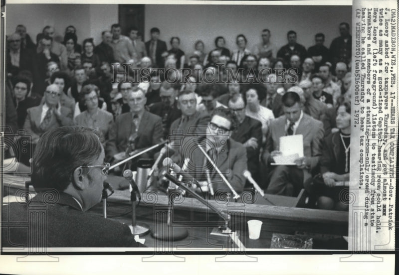 Load image into Gallery viewer, 1972 Press Photo Wisconsin Governor Patrick Lucey at a crowded public meeting
