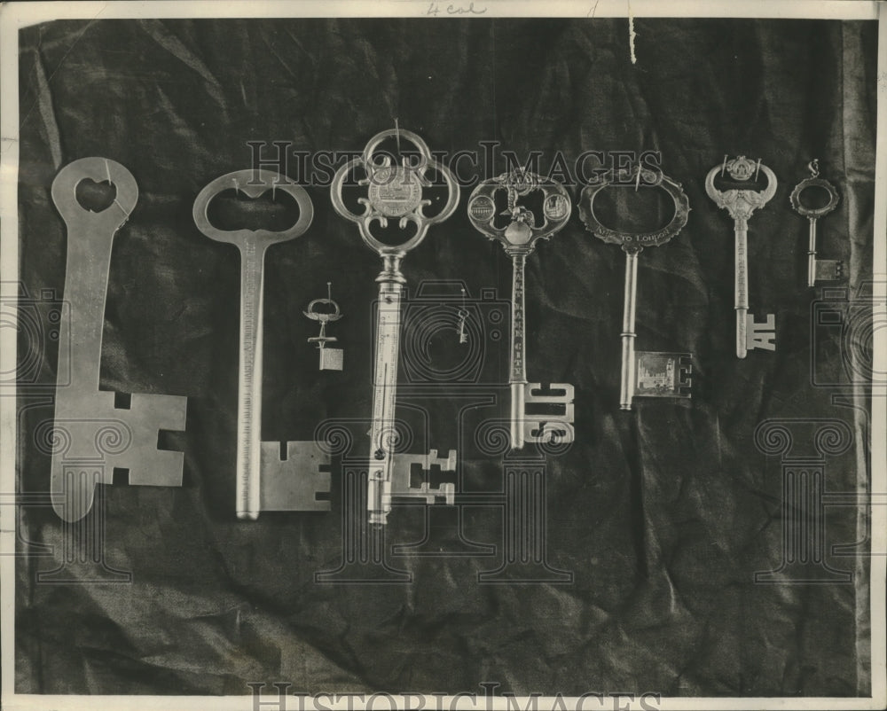 1928 Press Photo Aviator Charles Lindbergh&#39;s Collection of Keys - mjb09125- Historic Images